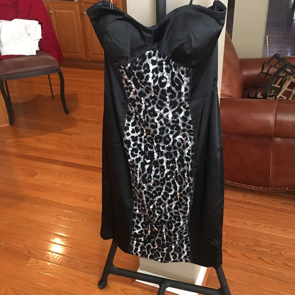 D108 Chic club ready leopard cocktail dress